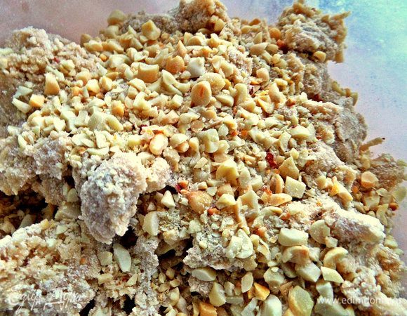 Высыпать орехи в тесто.