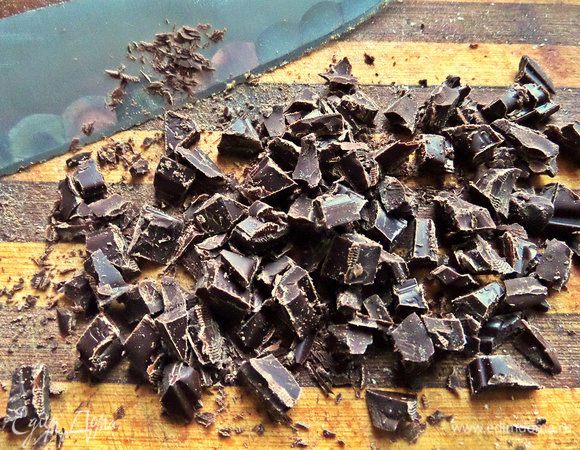 Шоколад (у меня 52%) порубить, оставив по желанию для верха.