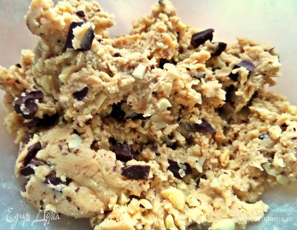 Размешать кусочки с тестом.