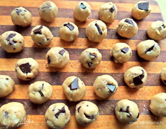 Скатать небольшие колобочки, воткнув по кусочку шоколада сверху.