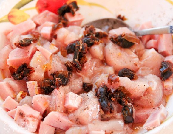 В миску с нарезанным мясом и орехами добавить яйцо, измельченные финики, вино и бренди. Посолить и поперчить по вкусу.