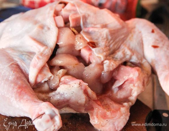 Начинку выложить в курочку, прикрыв кожей.