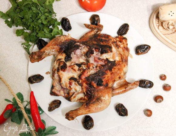 Подать с любым гарниром. Им же может послужить начинка, которую мы укладывали в курочку.