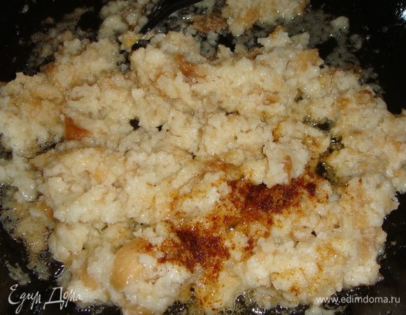 В сковороду положить раскрошенный багет и посыпать перцем чили.