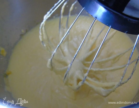 Взбейте желтки с сахаром, добавьте ваниль, соль. 