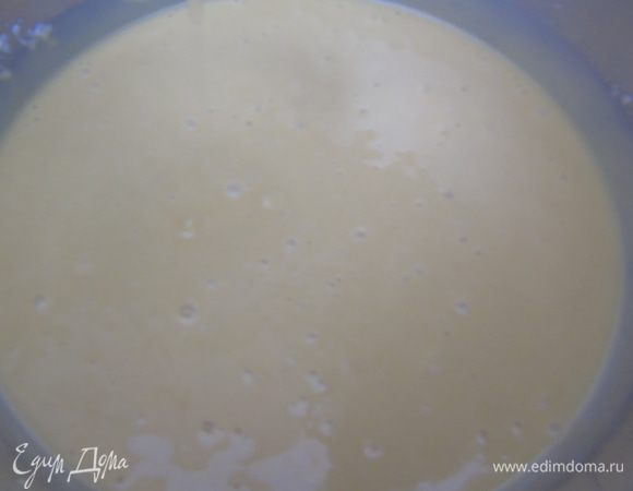 Добавьте опару и тщательно перемешайте.