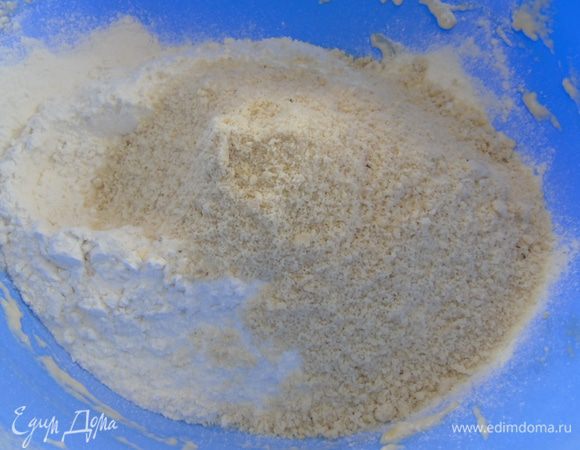 Муку для теста перемешайте с миндальной.