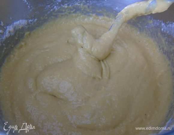 Добавьте в тесто и перемешайте, если тесто очень жидкое, можете добавить еще 100-150 г муки, но не много, чтоб не забить тесто.