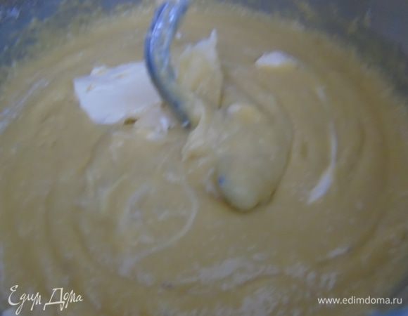 Введите двумя порциями мягкое сливочное масло, хорошо вымесите тесто, пока оно не станет однородным.