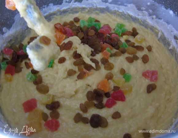 Добавьте изюм и цукаты, хорошо перемешайте. Поставьте тесто в теплое место на 2-2,5 часа. Через час нужно тесто обмять.