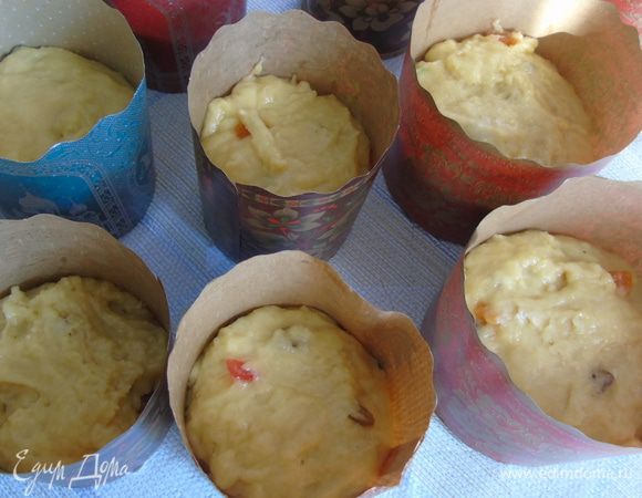 Выкладываем тесто в формочки, заполняя на половину. Из этого теста лучше печь не большие куличи и оставляем накрыв полотенцем на 1 час.