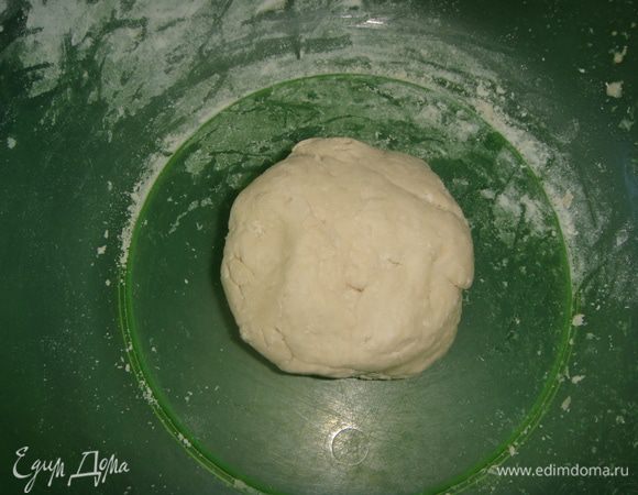 Для начала готовим опару. В миску вливаем теплое молоко, всыпаем дрожжи и просеянную муку. Все тщательно перемешиваем, накрываем емкость пищевой пленкой и ставим в теплое место на 30 минут. Как опара увеличиться в объеме обмять ее.