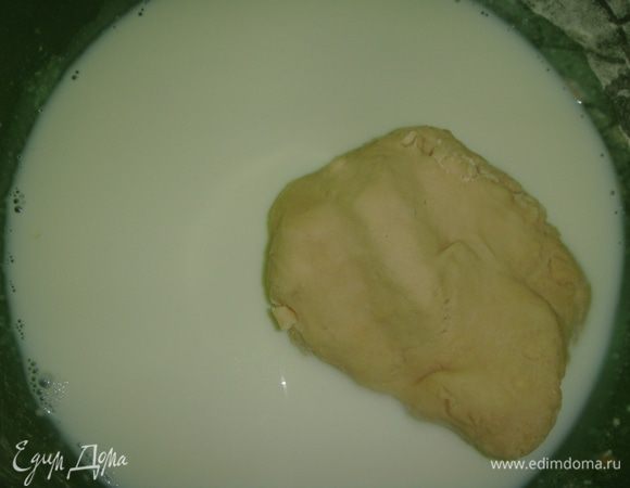 Первый замес. К опаре добавить теплое молоко и вымешиваем ложкой или рукой до однородного состояния.