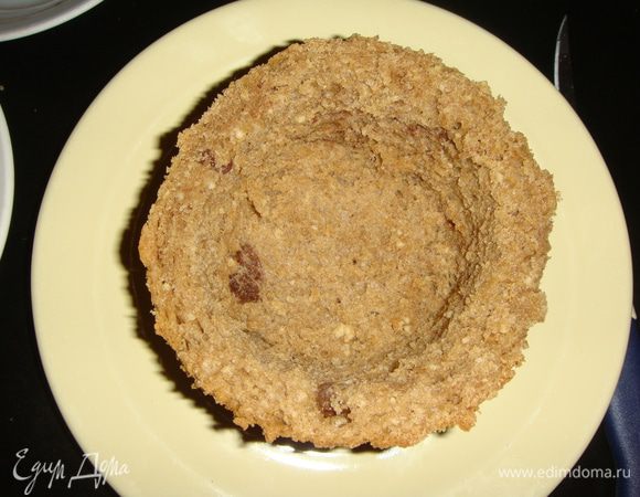 У кулича срезаем шапочку и вырезаем мякишь.