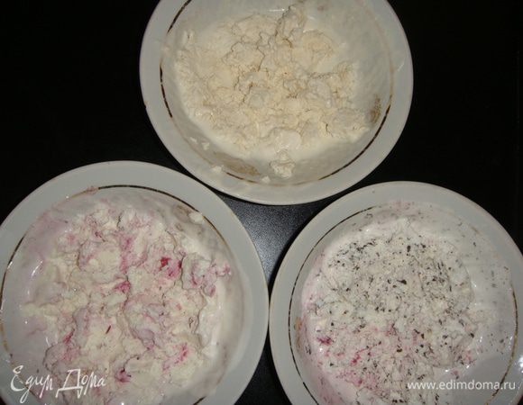 Я взяла 3 вида мороженого. Нам нужно немного подтаявшее мороженое.