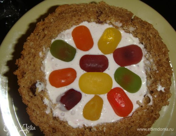 Выкладываем мороженое в кулич. Решила положить в один кулич мармеладные конфетки, получилось вкусно.