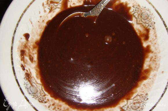 Для глазури влить молоко в чашку и положить порубленный шоколад. Погреть в микроволновке до растворения шоколада, не забывая помешивать.