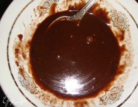 Для глазури влить молоко в чашку и положить порубленный шоколад. Погреть в микроволновке до растворения шоколада, не забывая помешивать.