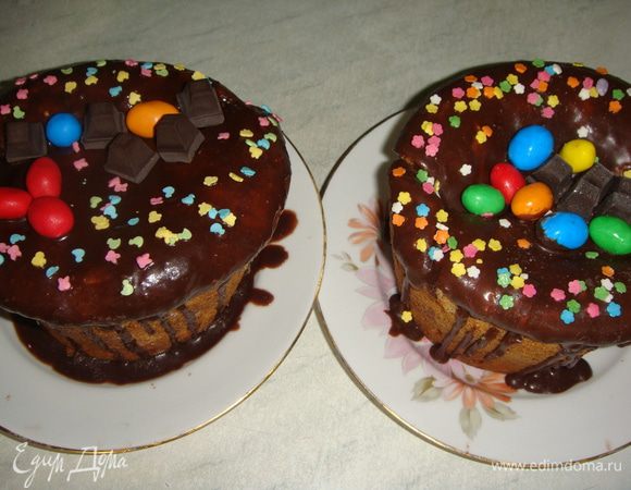 Поливаем куличи глазурью, украшаем и отправляем куличи в морозилку.