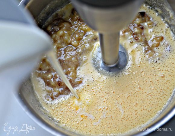 Добавьте банановое пюре и кефир. Взбейте с помощью миксера или блендера.