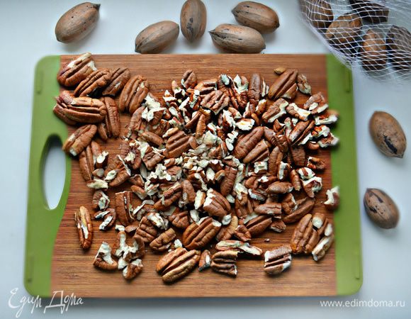 Очистите и крупно порубите орехи пекан.