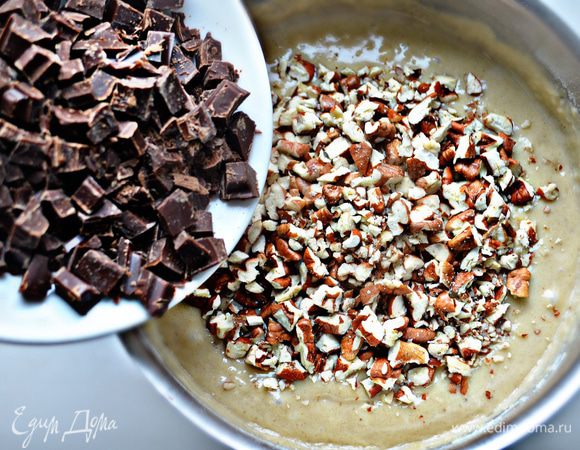 Добавьте в подготовленную массу орехи и шоколад. Горсть орехов оставьте для грильяжа.