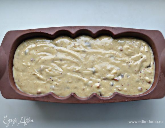 Переложите тесто в форму, смазанную маслом (если, как у меня, силиконовая, то смазывать маслом не понадобится).