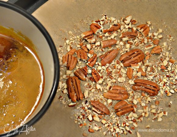 Для грильяжа оставшиеся орехи выложите на противень, застланный пекарской бумагой. Всыпьте в кастрюлю с толстым дном сахар и ванильный сахар и поставьте на тихий огонь. Дайте сахару расплавиться, но не мешайте! Когда сахар расплавится и станет золотистого цвета, полейте орехи и остудите. Полученную карамель разломайте на кусочки. Это легко сделать, переложив застывшую карамель в целлофановый пакет и слегка пройдясь толкушкой.