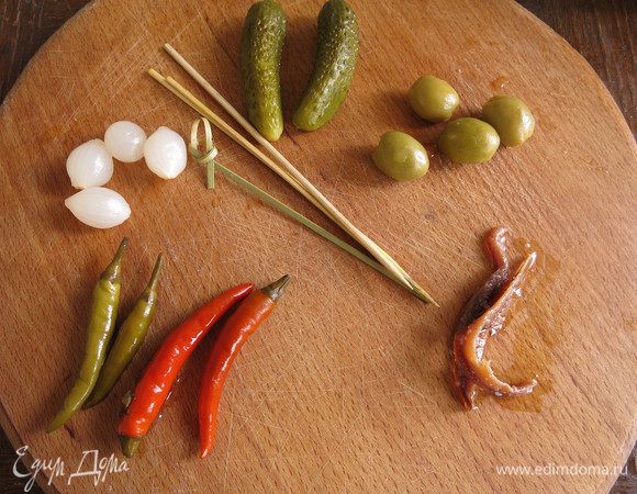 Подготовим перец маринованный, оливки, анчоусы, огурцы и шпажки.