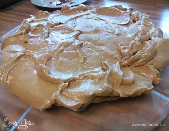 Сушить безе нужно 2-2,5 часа. Здесь важно хорошо высушить меренгу, тогда у вас не будет проблем в дальнейшей работе. В зависимости от величины коржа длительность запекания может доходить и до 3 часов. Полностью остудить в духовке с чуть приоткрытой дверцей. 