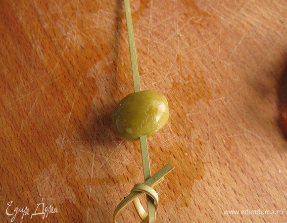Для «Джильды» надеваем на шпажку оливку.