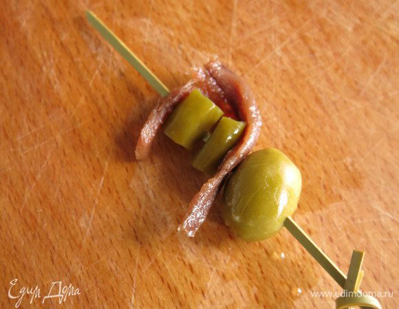 Надеваем второй конец анчоуса на шпажку.