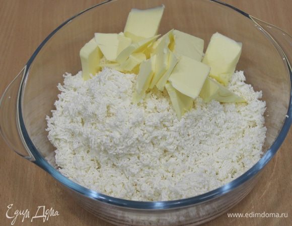 Творог необходимо протереть, добавить мягкое сливочное масло и перемешать.