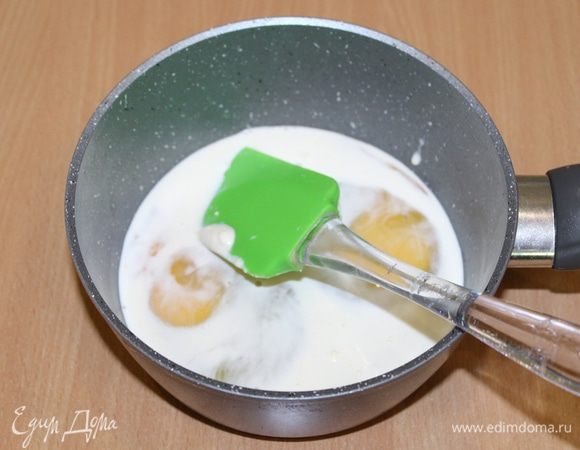 Смешиваем яйца, сливки.