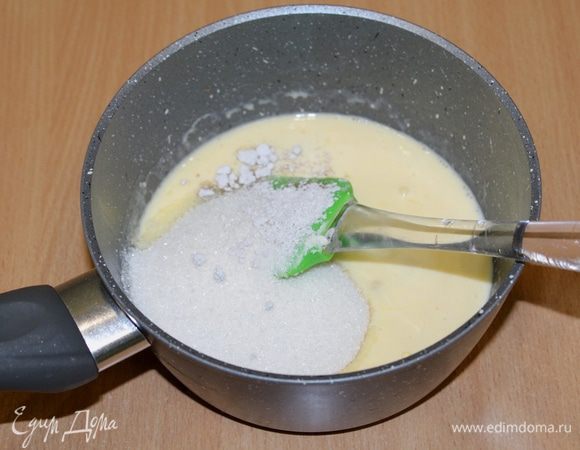 Сахарный песок и ванильный экстракт, ставим на медленный огонь и варим до загустения, постоянно помешивая. Снимаем с огня и продолжаем помешивать, пока наш крем немного не остынет.