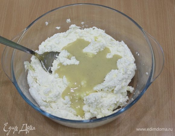 Добавляем к творожной массе остывший заварной крем и снова тщательно перемешиваем.