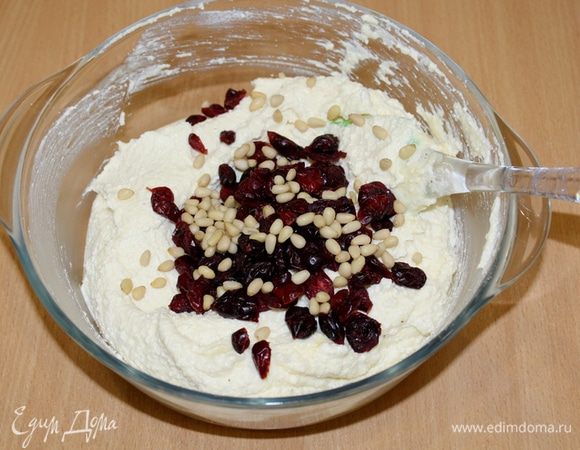 Добавляем клюкву и орешки, перемешиваем.