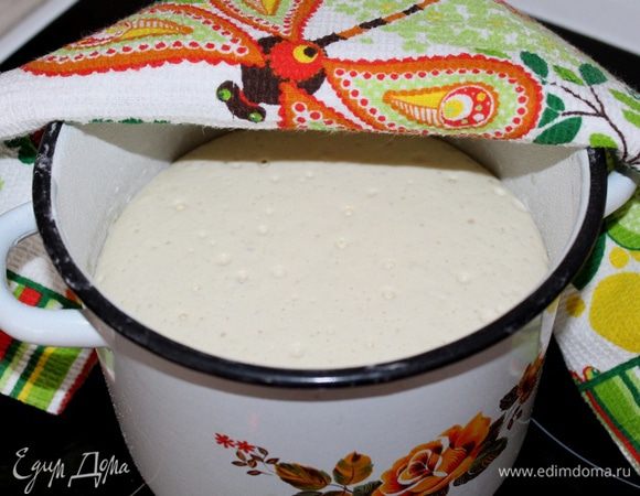 Дрожжи развести в теплом молоке, добавить муку, перемешать и поставить в теплое место на полчаса.