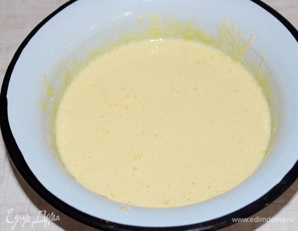 Желтки растереть с сахаром.