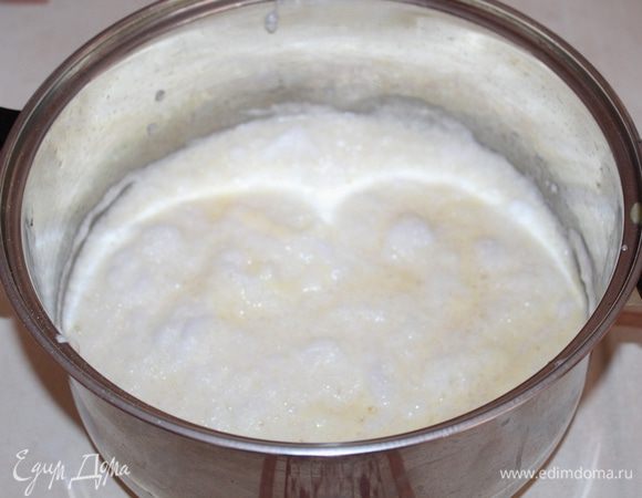 В опару добавляем желтки, масло, перемешиваем, аккуратно вводим белки.