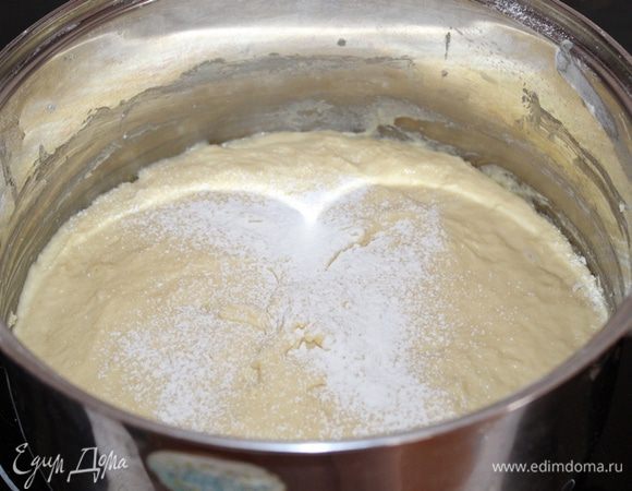 Постепенно вводим муку, тесто получается немного липковатое.