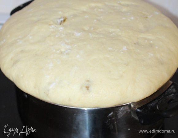 В зависимости от температуры на вашей кухни даем подняться тесту, чтобы оно увеличилось в два раза, примерно около 1 часа. Затем тесто нужно обмять, добавить изюм и снова поставить в тепло.