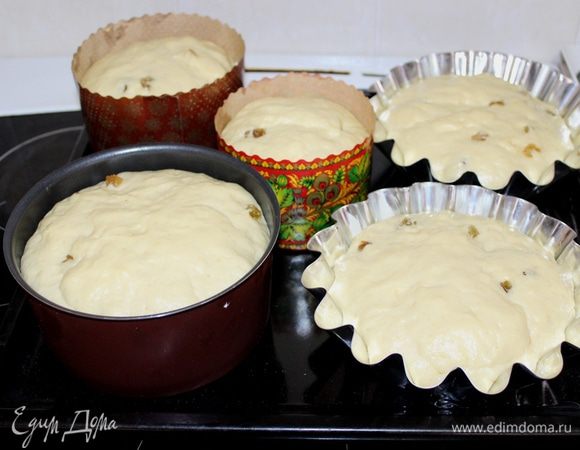 Даем еще раз подняться, затем выпекаем при 180°С, около 30 минут (при необходимости куличи прикрыть фольгой). Готовность проверить длинной деревянной шпажкой.