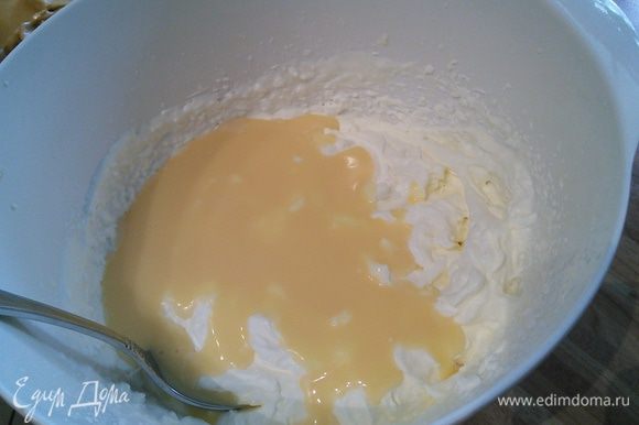 С кремом все просто. Взбить сливки, добавить яичный ликер и аккуратно вмешать его во взбитые сливки.