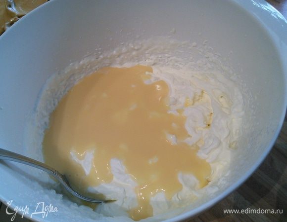 С кремом все просто. Взбить сливки, добавить яичный ликер и аккуратно вмешать его во взбитые сливки. 