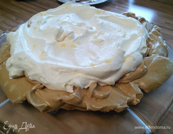 Выложить на меренгу. Сбрызнуть яичным ликером. 