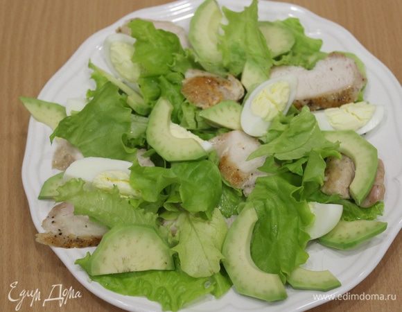 Авокадо очистить, нарезать кусочками. Яйца отварить, нарезать.