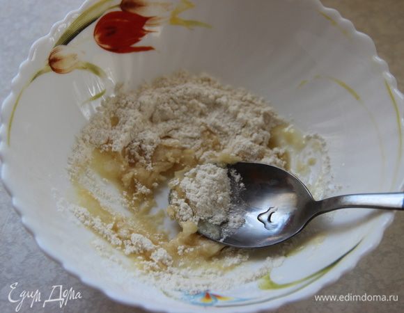 Растопить масло, добавить муку и тщательно растереть ее.