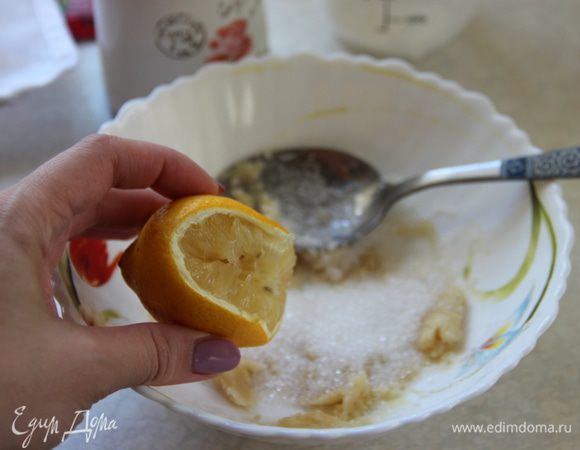 Добавить столовую ложку лимонного сока и столовую ложку сахара. Перемешать.