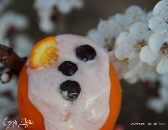 Готовый десерт вынуть из фольги, украсить долькой апельсина и любыми ягодами. Это необычайно вкусный, легкий и полезный десерт.